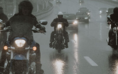12 consejos para conducir moto bajo la lluvia y sobrevivir