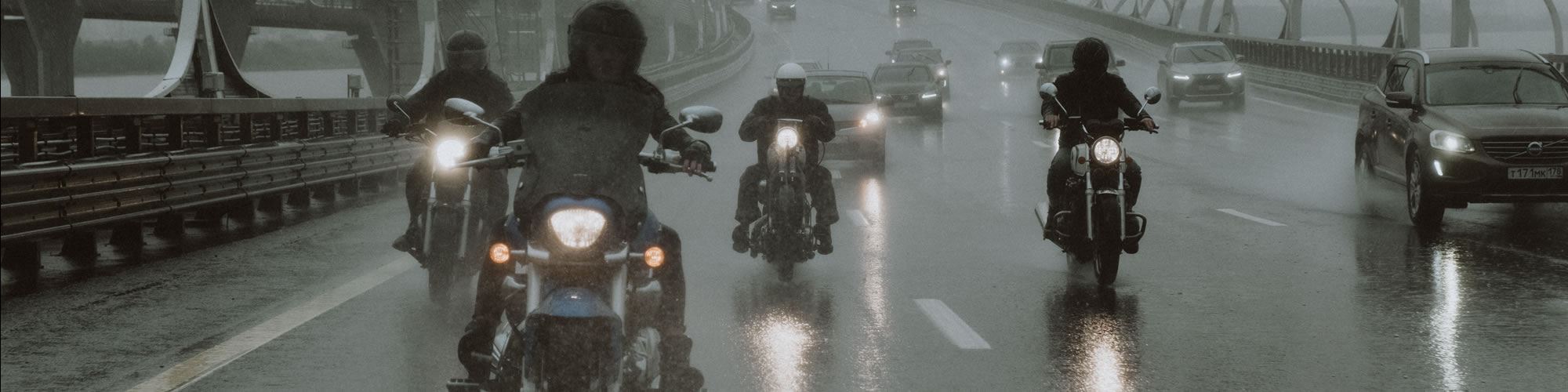 Condicir moto bajo la lluvia
